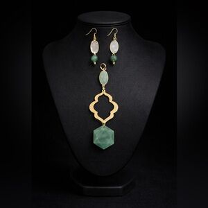 Elegant Green Aventurine, clear Quartz and Gold Pendant Necklace